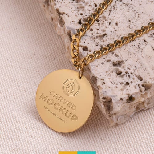 موکاپ گردن بند حکاکی شده