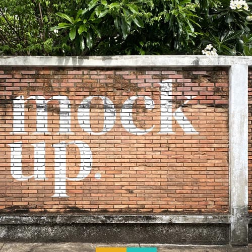 موکاپ طرح روی دیوار استودیو مهدی ثمن گویی