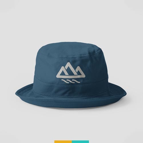 موکاپ کلاه سورمه ای استودیو مهدی ثمن گویی