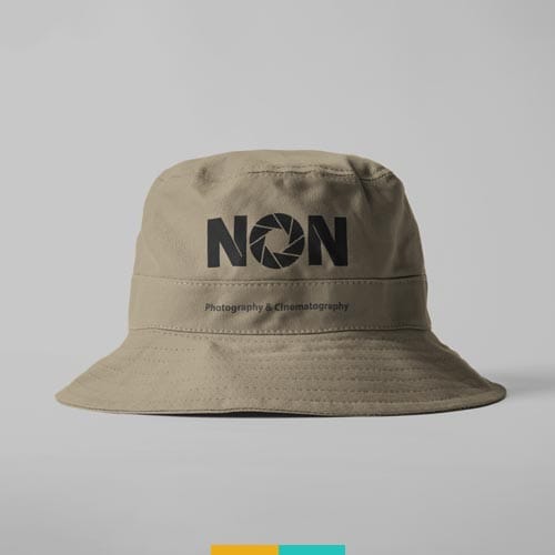 موکاپ کلاه استودیو مهدی ثمن گویی